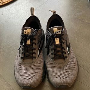 Women’s Brooks Ricochet size 9 grey and black